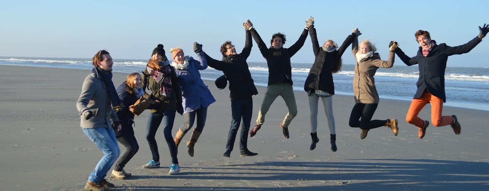 Groupe de personnes heureux sur la plage